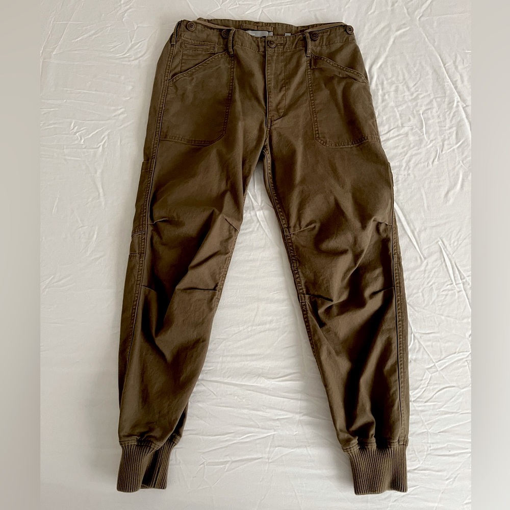 Vince Cropped Green Cargo Pants. Size 10.
